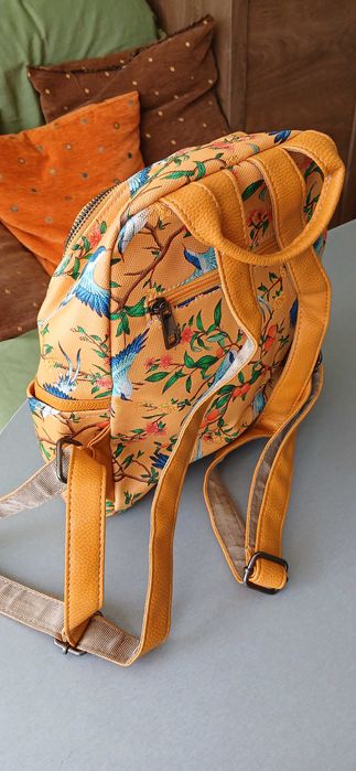 Дамска раничка удобна и компактна за всеки ден