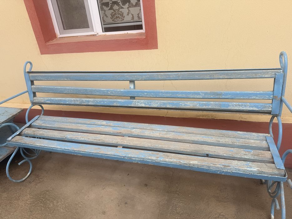 Российский  оғир металдан ясалган,холати яхши 2 та скамейка сотилади