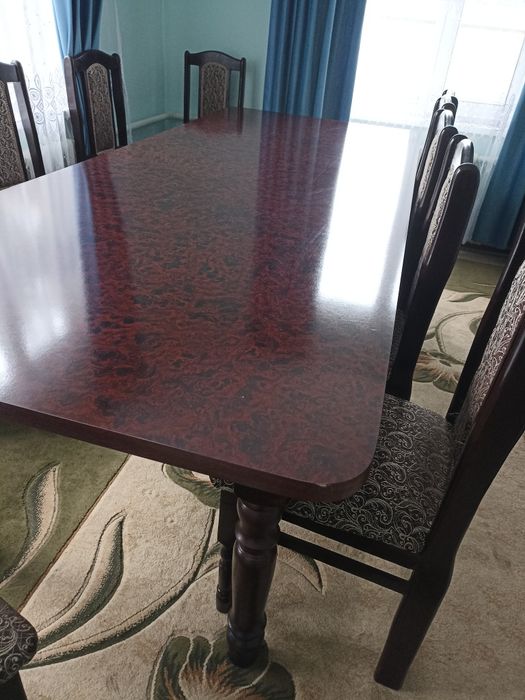 Продам стол в гостиную