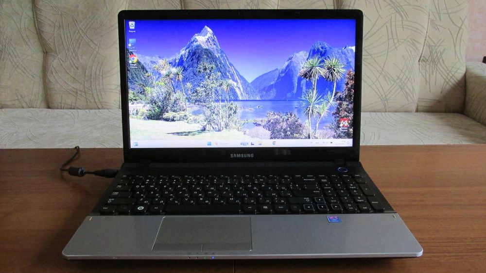 15.6 инча Samsung с 6 GB DDR3 лаптоп