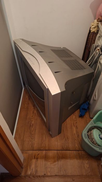 Телевизор отдам даром