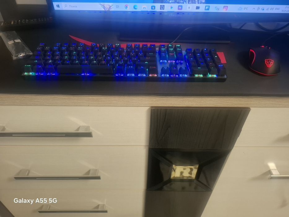 Komyuter sotiladi rasmdaka