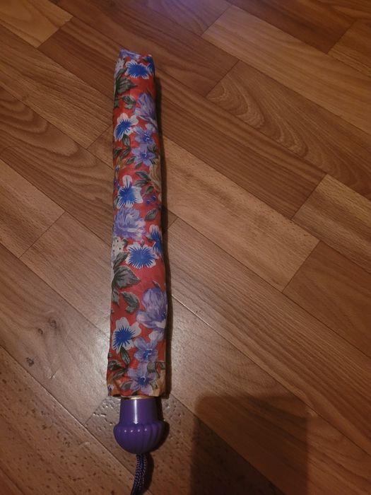 Продавам дамски чадър