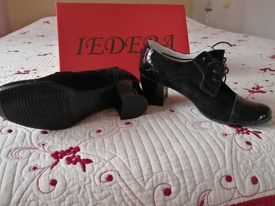 Pantofi din piele întoarsă și piele lăcuita, de culoare neagra, nr 36.