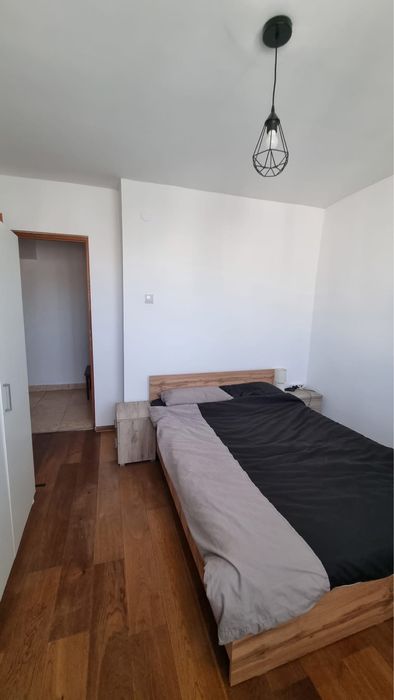 Inchiriez camera in apartament cu 3 camere