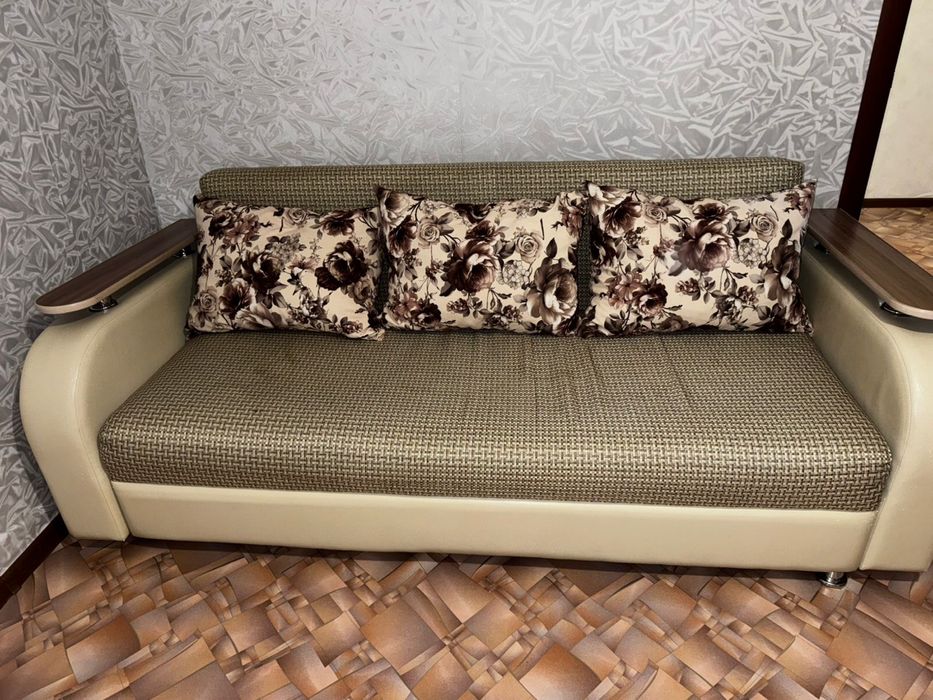 Диван примерно 180-200