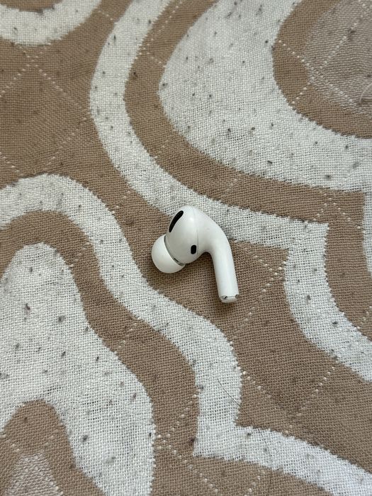Правый наушник airpods pro 1