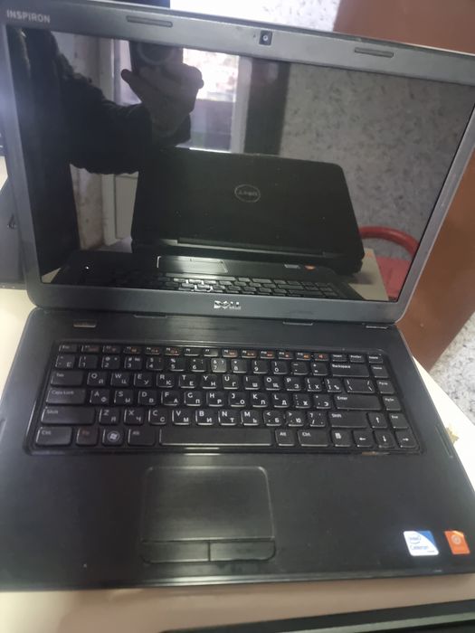 Офисный старый ноутбук.