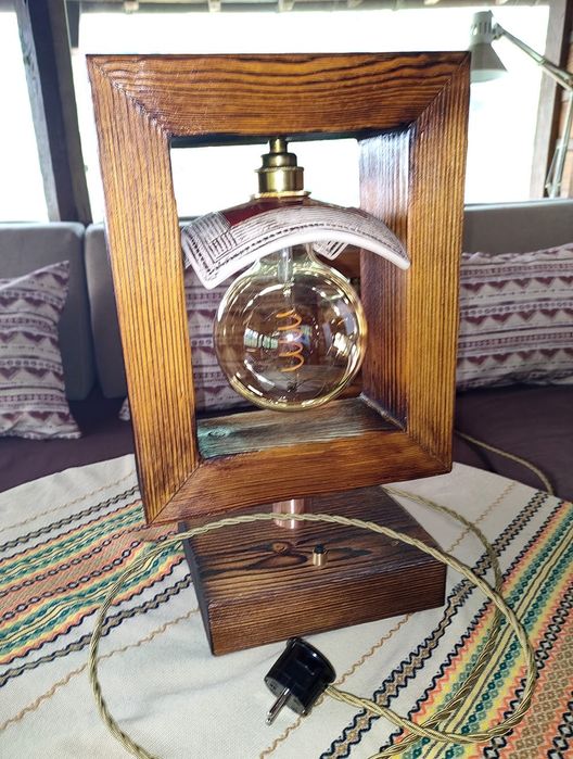 Дизайнерска настолна лампа.