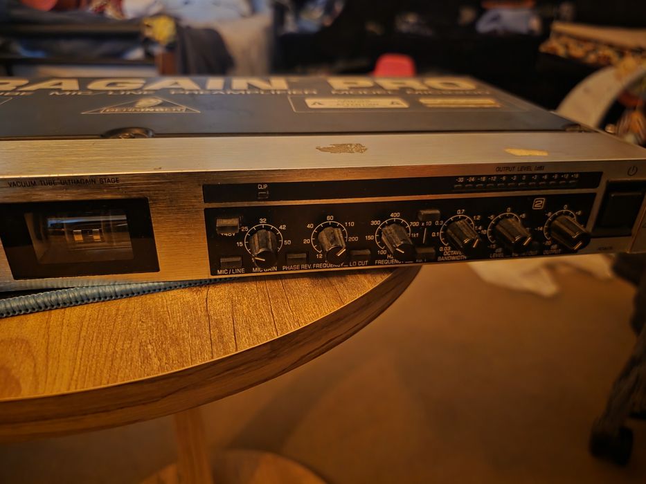 Preamplificator cu tub Behringer Ultragain Pro MIC2200