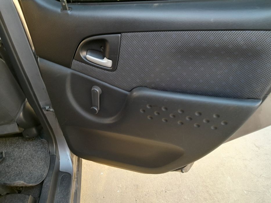 Туьота ярис версу 1.4 дизел 2003година  на части