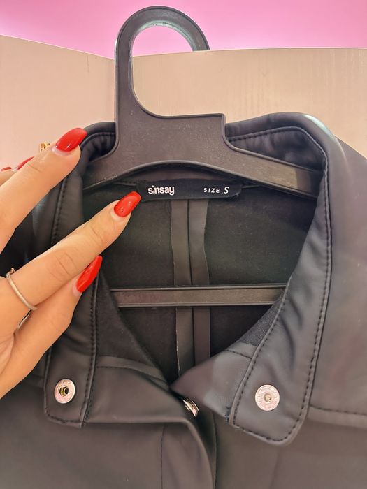 Рокля-имитация на кожа