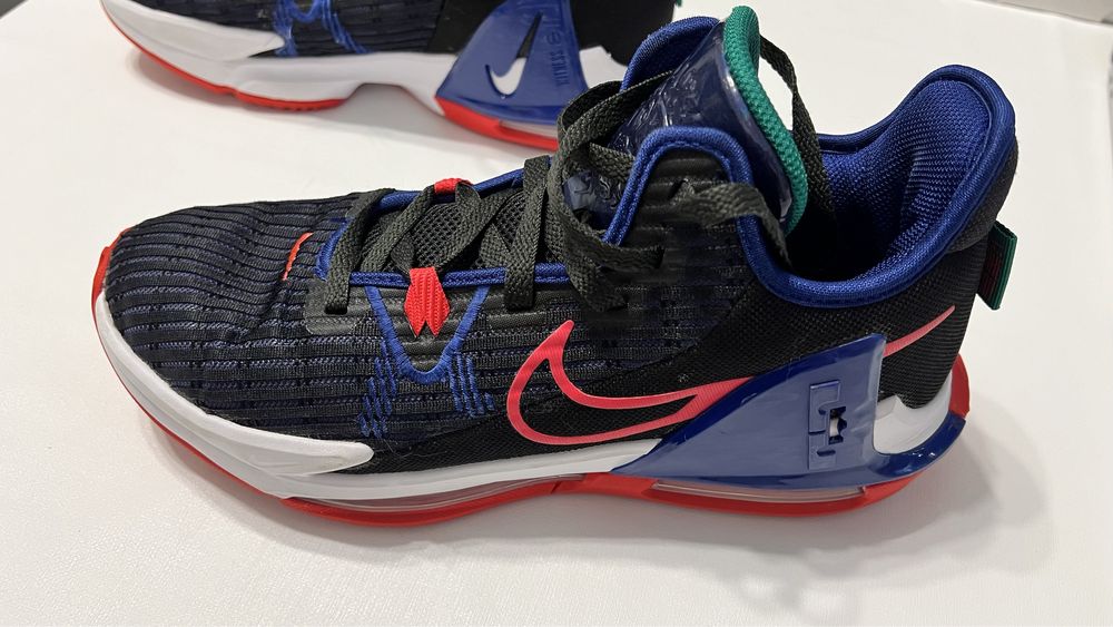 Ghete de baschet “Nike LeBron Witness 6”