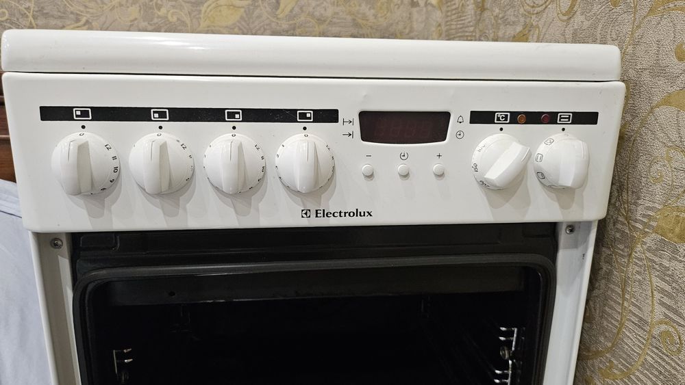 Электрическая плита Electrolux