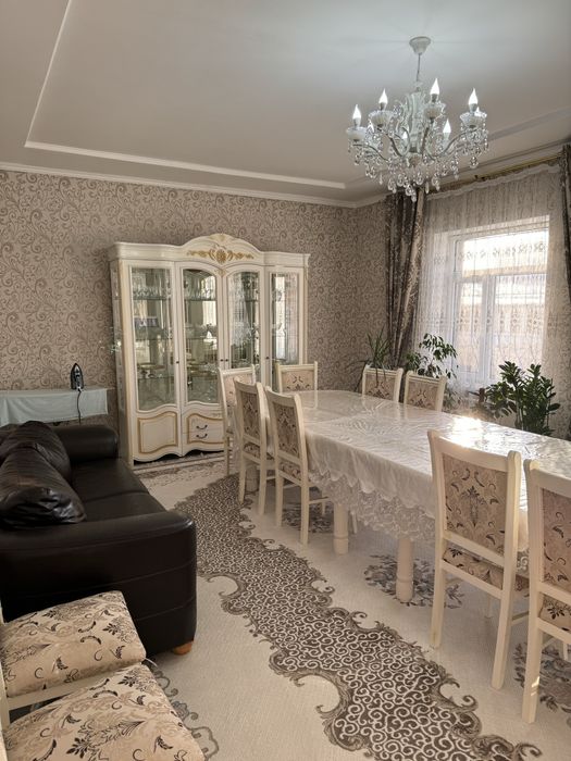 Горка, стол и стулья для гостинной