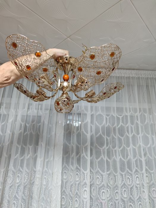 Продам люстру в отличном состоянии