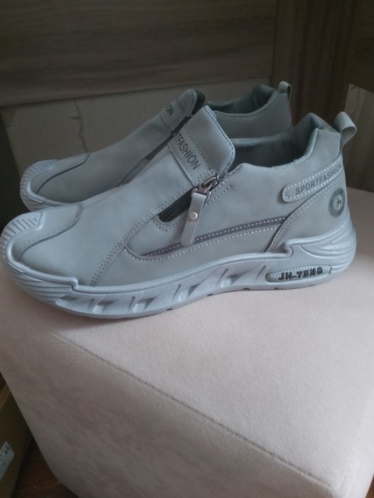 Продам мужские кроссовки