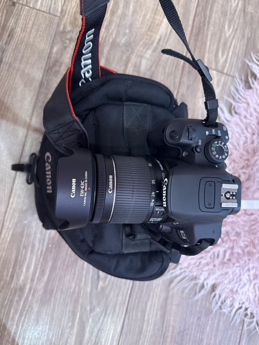 Фотоапарат Canon EOS 700D с обектив EF-S 18-55 мм