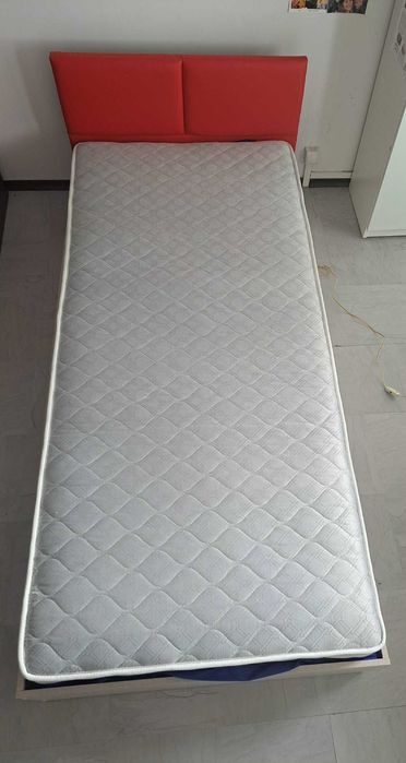 Продавам две единични легла