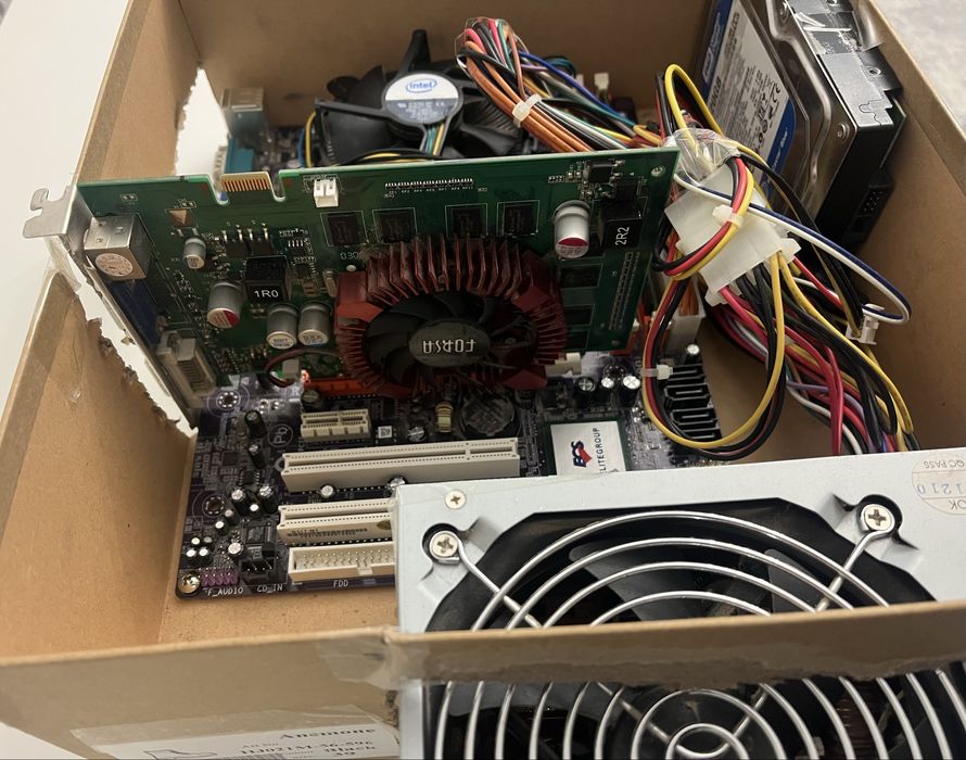 Компьютер на 775 Сокете.