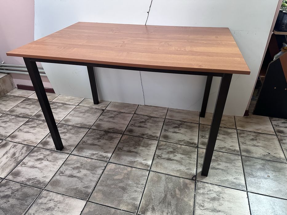 Столы (скатерти)и стулья(с чехлами)