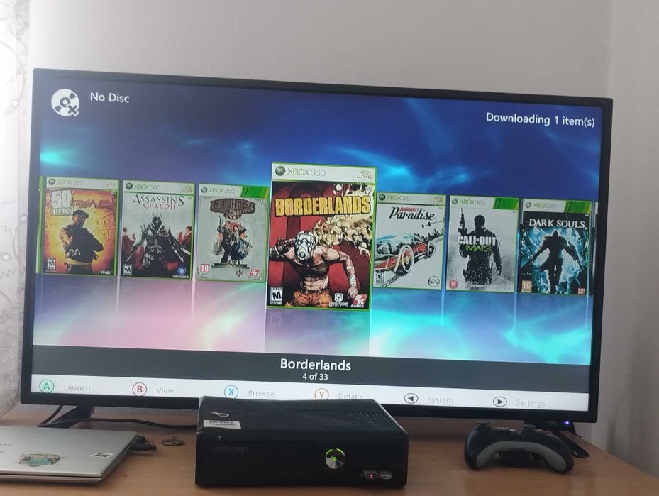 Vând Xbox 360 modat cu 2 manete