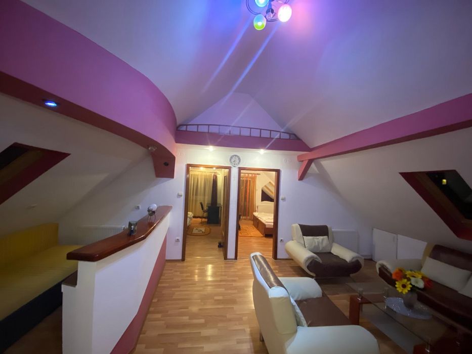 Apartament la casa de închiriat