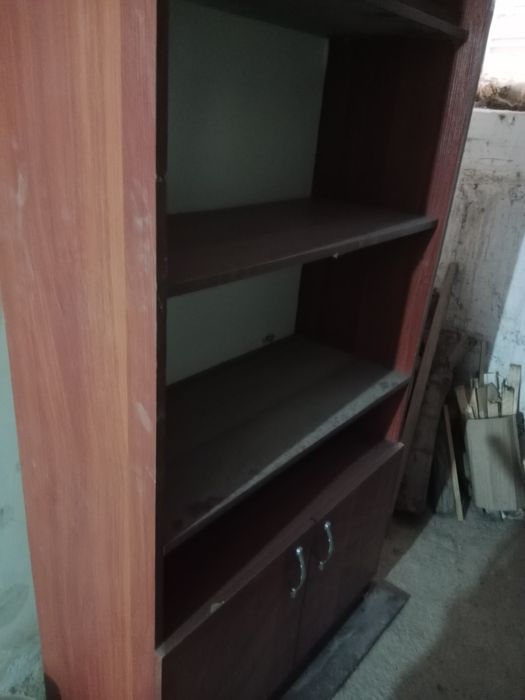 Стол ва шкаф сотилади.