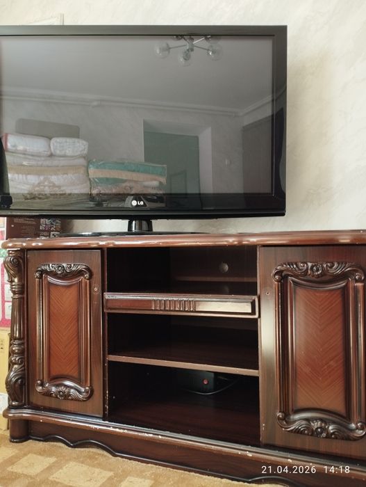 Телевизор LG и столик под него