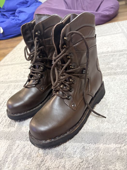 Vand bocanci militari  marimea 42 echivalent 27,5 . Model nou