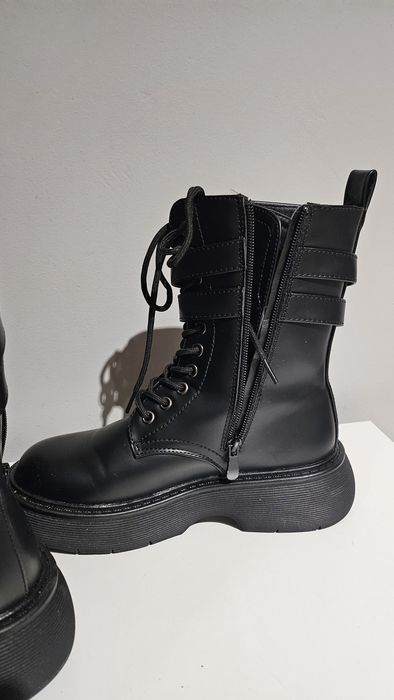 Зимни боти на ток и кубинки