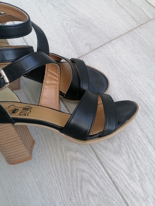 Sandale piele mărimea 35 cu interiorul de 22.5 cm