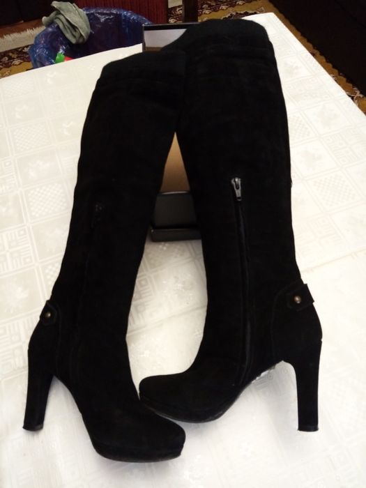 Cizme piele întoarsă culoare neagra.