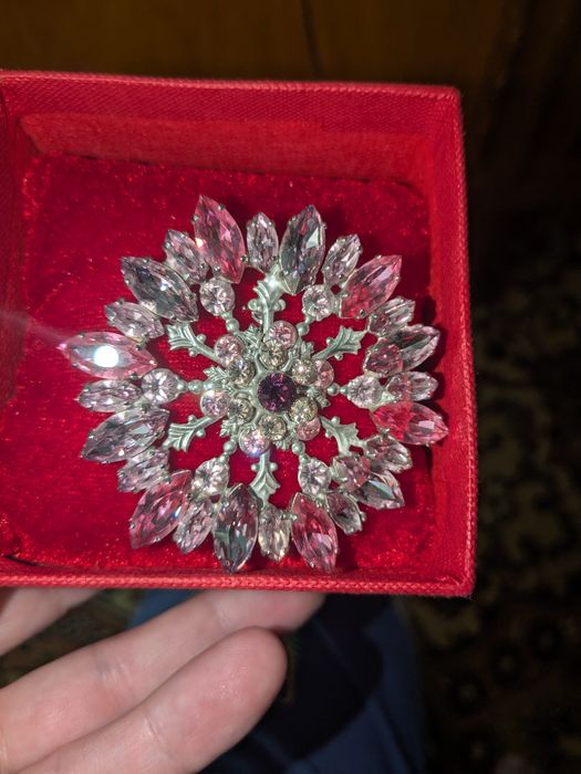 Broșă cu cristale Swarovski. Model unicat.