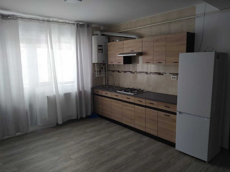 Ofer spre închiriere apartament cu trei camere Târgu Neamț