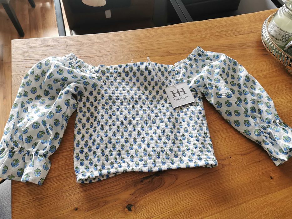 Ластичен кроп топ с открити рамене и разкроена пола стил Бохо.