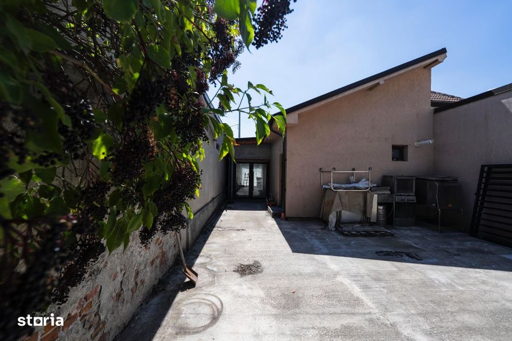 Spatiu comercial in statia de autobuz, stradal cu teren !