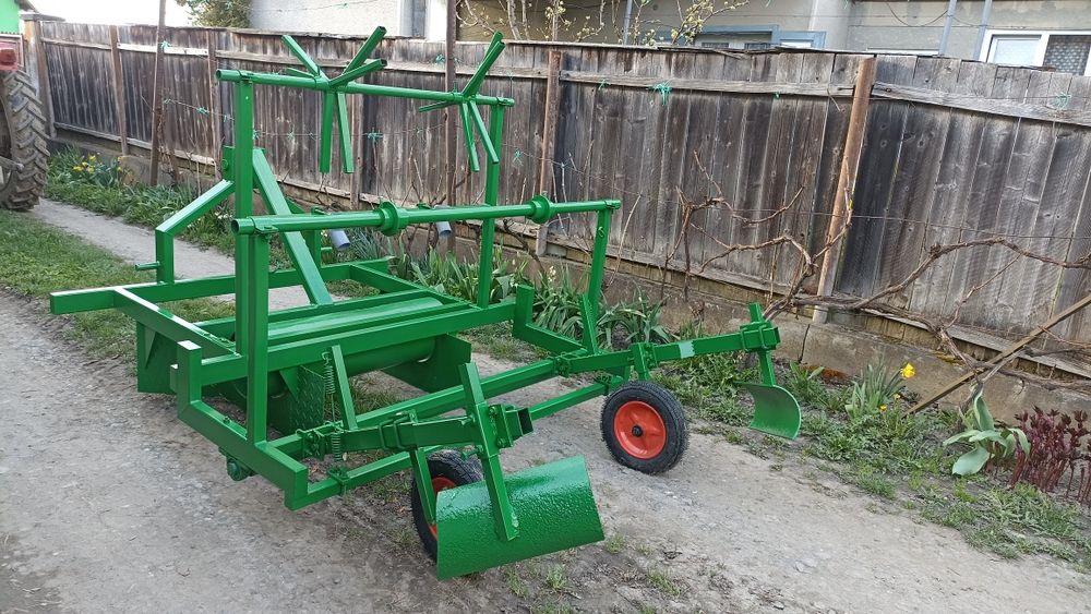 Masina de bilonat sí intins folie.