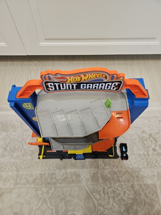 Set de joaca Hot Wheels City - Stunt garage