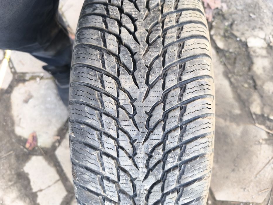 Метални джанти със зимни гуми и тазове