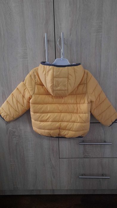 Vând Geacă nr 98 cm Reserved are niste fire trase se vede in poze!