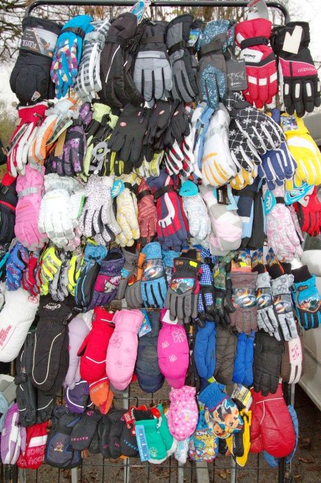 Ски, щеки, ски обувки, шапки, ръкавици, очила, маски, чорапи