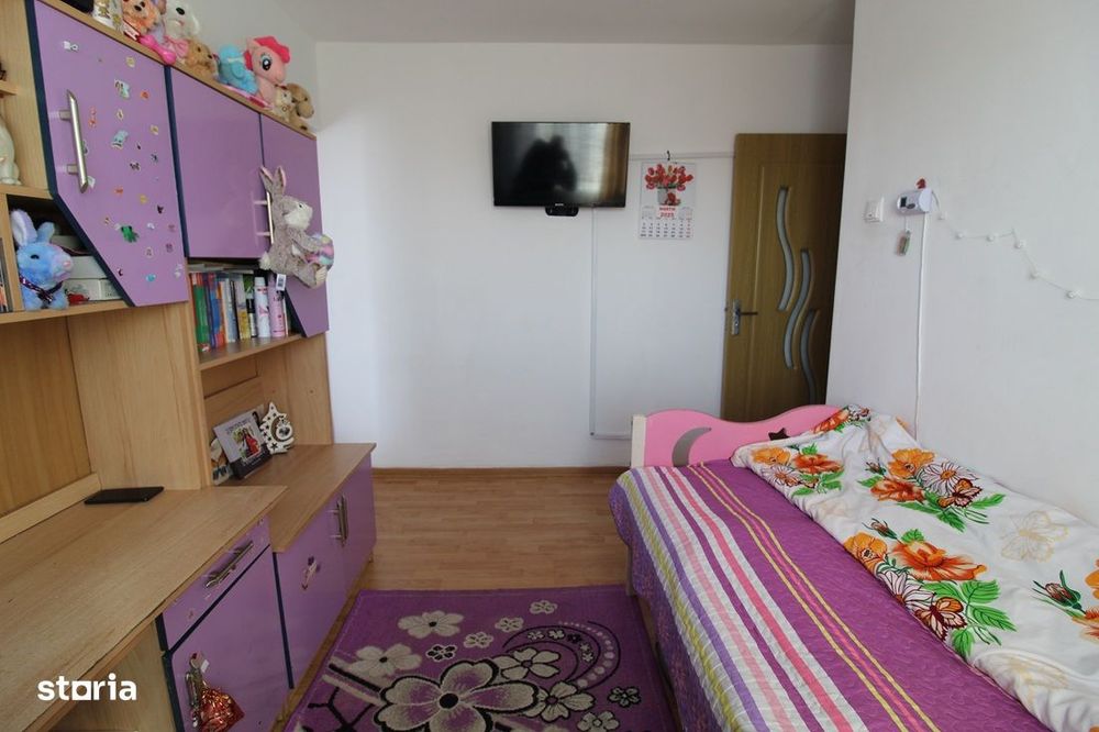Vând apartament 4 camere în Hunedoara, M7-Trandafirilor, parter înalt