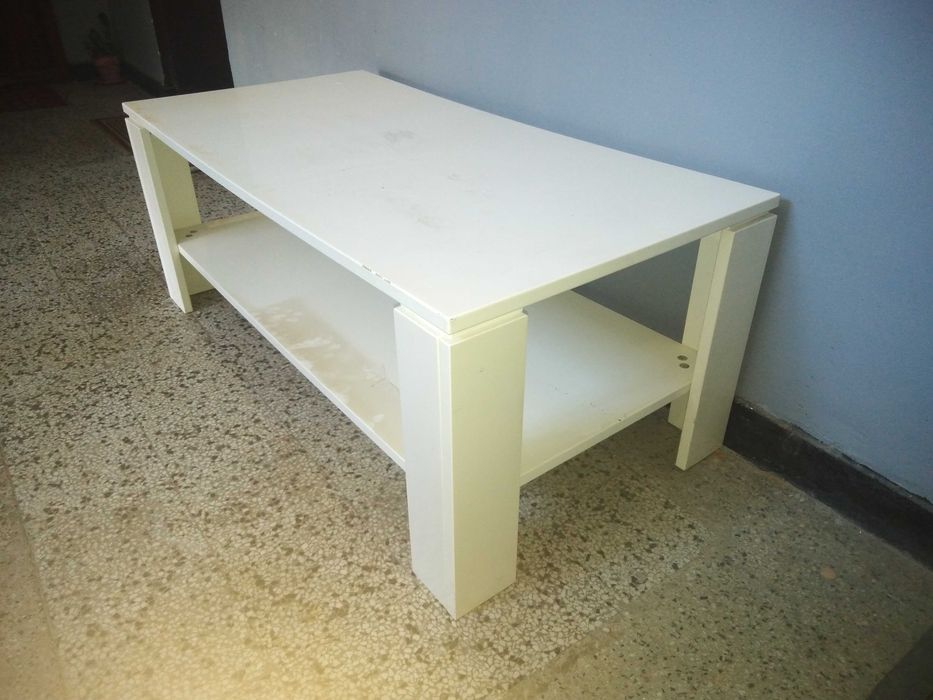 Бяла холова масичка с рафт