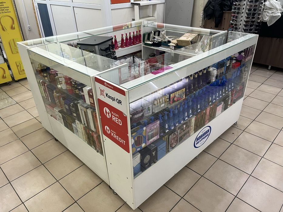 Срочно продам витрины островок