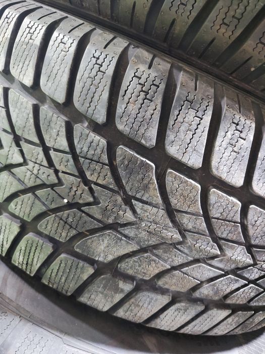 2 бр зимни 225/50/17 Dunlop