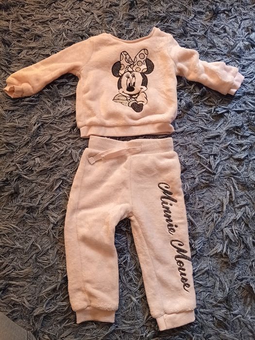 Vand 2 compleuri Disney  din material flausat  marimea 80