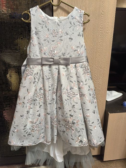 Платья нарядные.