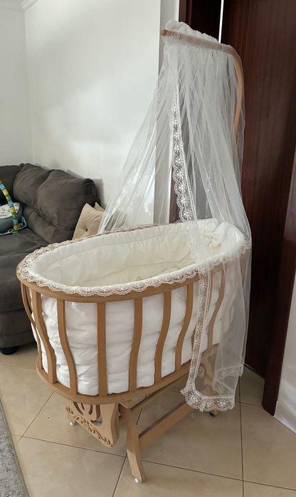 Дървена  бебешка люлееща се кошара