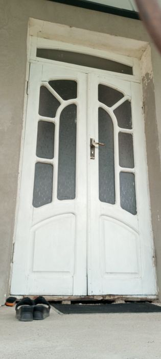 Eshik 2ta  razmeri 2.30/1.20 romlar 6 ta 1.50/1.40 2ta rom 2/1.40